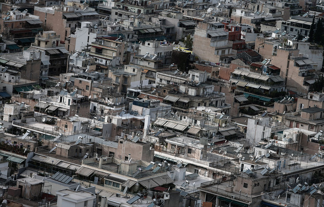 Η Ελληνική Αγορά Ακινήτων στο Μικροσκόπιο: Υπερτίμηση, Κοινωνικές Πιέσεις και οι Προοπτικές του 2025