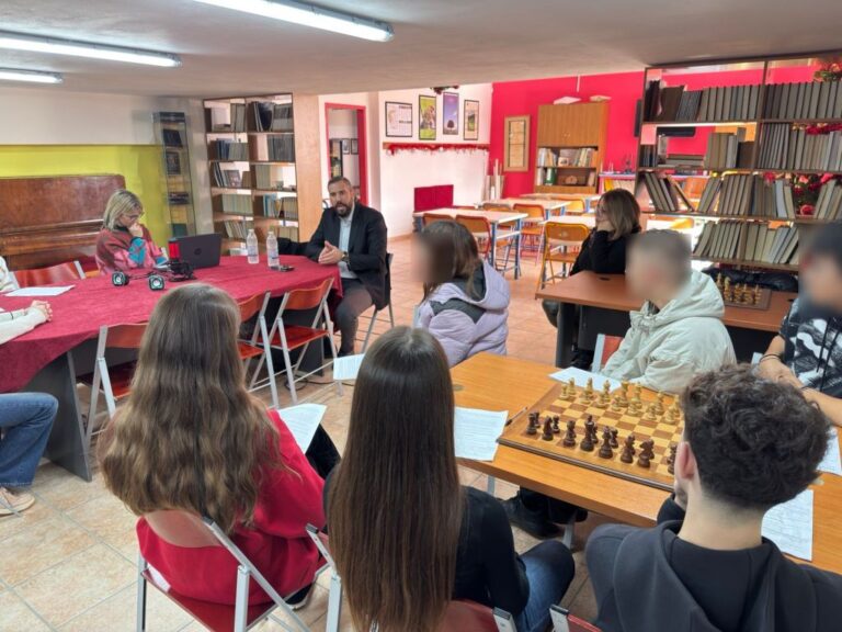 Μαθητές συνομιλούν με τον Δήμαρχο Πετρούπολης για την αειφορία και το μέλλον της πόλης Μαθητές συνομιλούν με τον Δήμαρχο Πετρούπολης για την αειφορία και το μέλλον της πόλης