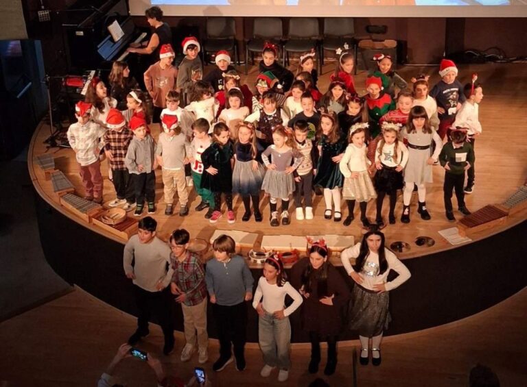 Συναυλίες, χορός και κεράσματα στο πνεύμα των Χριστουγέννων στην Πετρούπολη