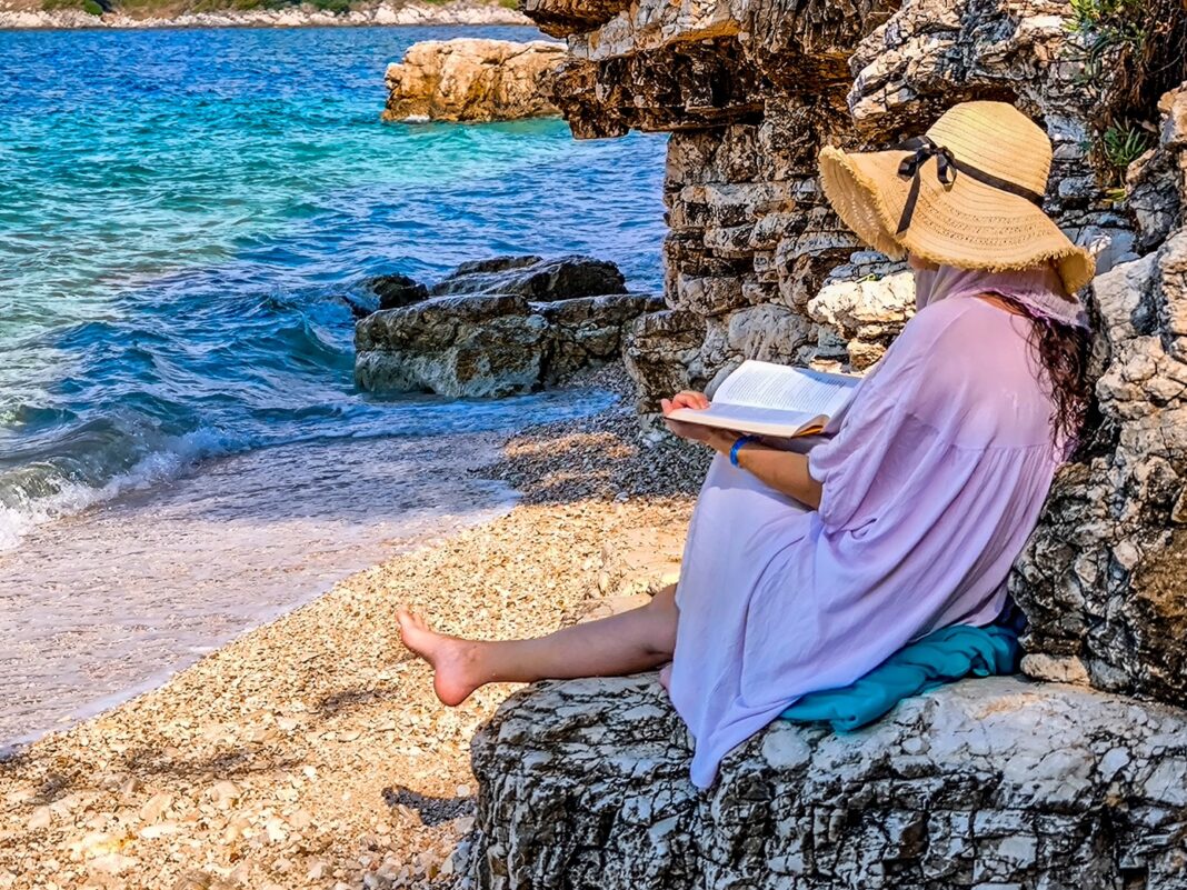 ΔΙΑΒΑΖΟΝΤΑΣ (ΓΙΩΡΓΟΣ ΚΟΝΤΑΡΙΝΗΣ / EUROKINISSI)